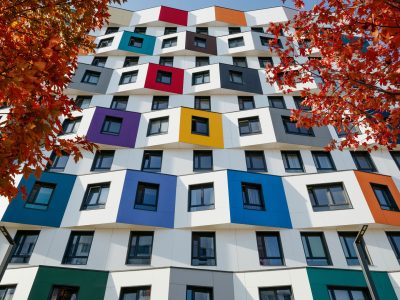 Russland-Mehrfamilienhaus-bunt-YT-VELIKA