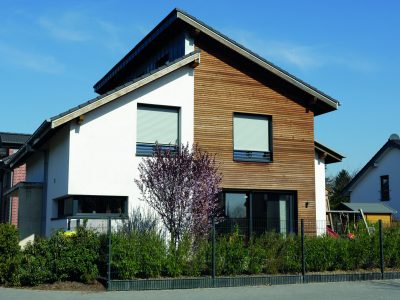 Vororthaus mit teilweiser Holzverkleidung